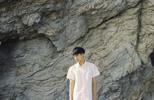 宋威龙,海边小清新!