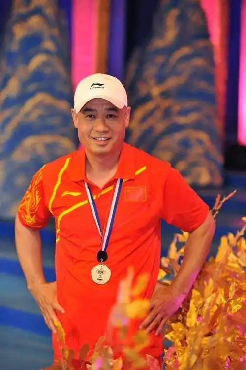 体操王子李宁:17岁入选国家队,现已身家百亿,妻子是个冻龄美人