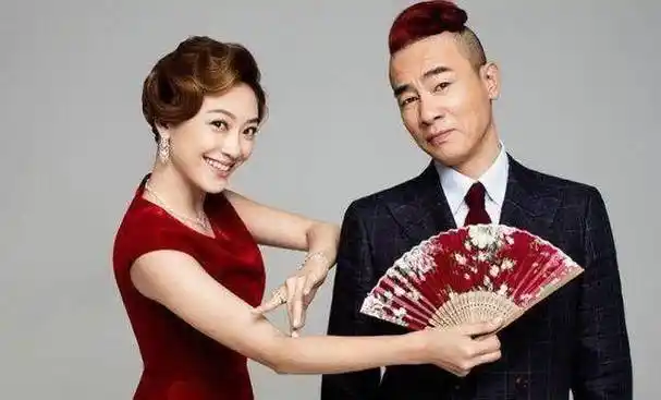 这厢陈小春刘畊宏和邓伦就舒服多了,老婆们干活去了,他们坐在一起悠闲