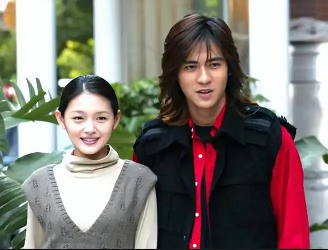 第二任男友是周渝民,俩人从戏内走到了戏外大谈"姐弟恋",郎才女貌一