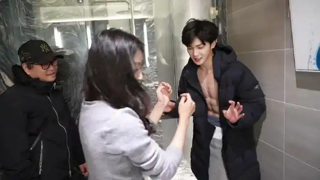 刷到这个花絮我真的惊了,朱正廷的腹肌漂亮得像假的但是小卢脸上的