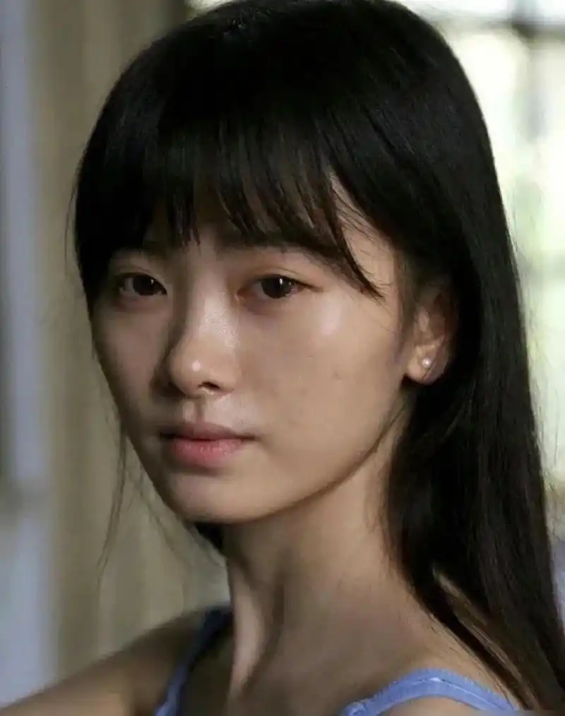 鞠婧祎的原生脸有多优越,早期出道前的p上现在的妆容,不愧是四千年