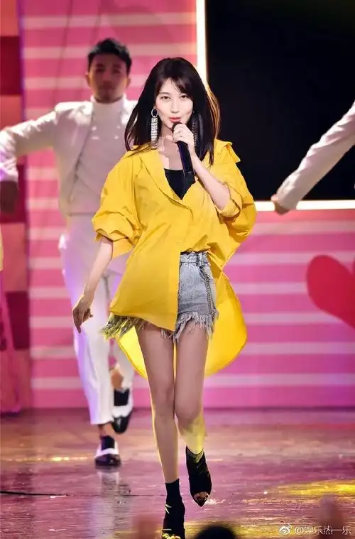 【李菲儿晋级】@李菲儿今晚#跨界歌王#演唱的歌曲《潇洒小姐》加入了