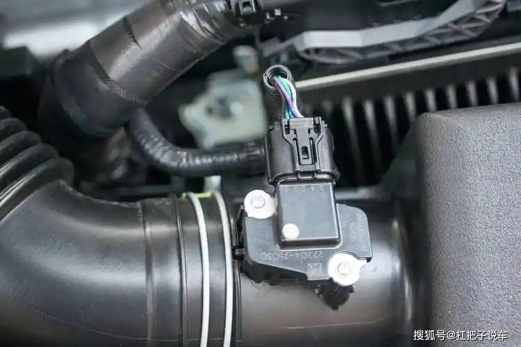 三是空气流量计或者进气压力传感器损坏,它俩主要是用来检测进气量