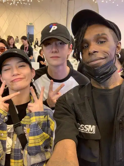 王一博和小朋友合照##王一博