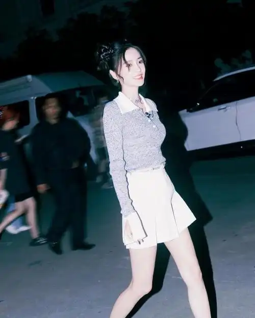 angelababy当妈了少女感更强了娃娃领上衣配小黑裤俏皮又减龄