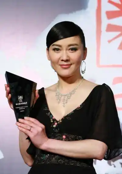 原创李琳比年轻时还要美越老反而越有气质黑裙上身优雅又迷人