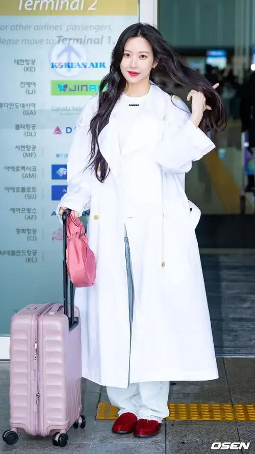 文佳煐机场新闻图##文佳煐白风衣造型