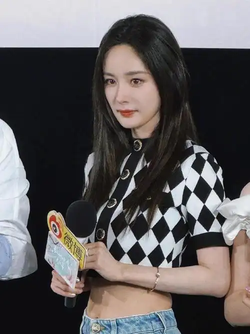 杨幂龚俊立狐妖热度flag#杨幂今日活动饭拍  连轴转的行程丝毫不影响