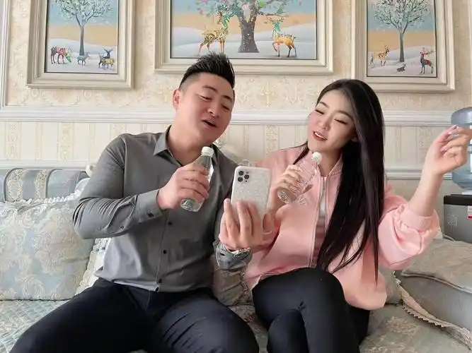 幼师工作并不能提供广阔的舞台表演机会,王亚男于是想起了通过快手