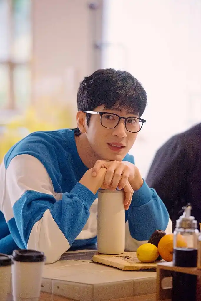 井柏然《朋友请听好2》录制花絮释出 怀抱小猫可爱满分治愈满分