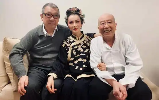 谢兰主演话剧《大宅门》在京演出 "抱狗丫头"李香秀变身"白家二奶奶"