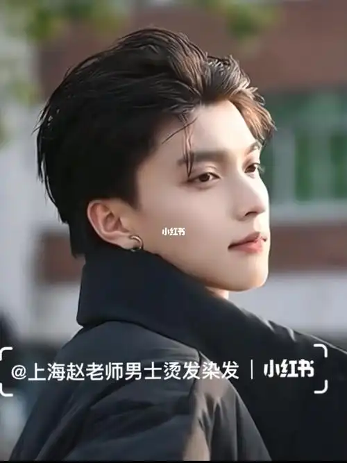 侧背头|||凌乱的风格 露出光洁的额头给人一种清爽感,头顶的蓬松打理