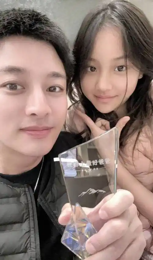 贾乃亮晒与甜馨怼脸合照 父女俩五官如复制粘贴-搜狐大视野-搜狐新闻