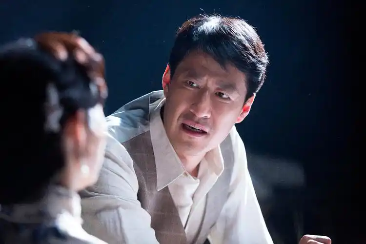 电视剧《东四牌楼东》讲述了一个"好吃好玩"的前清贝勒哈岚,阴差阳错