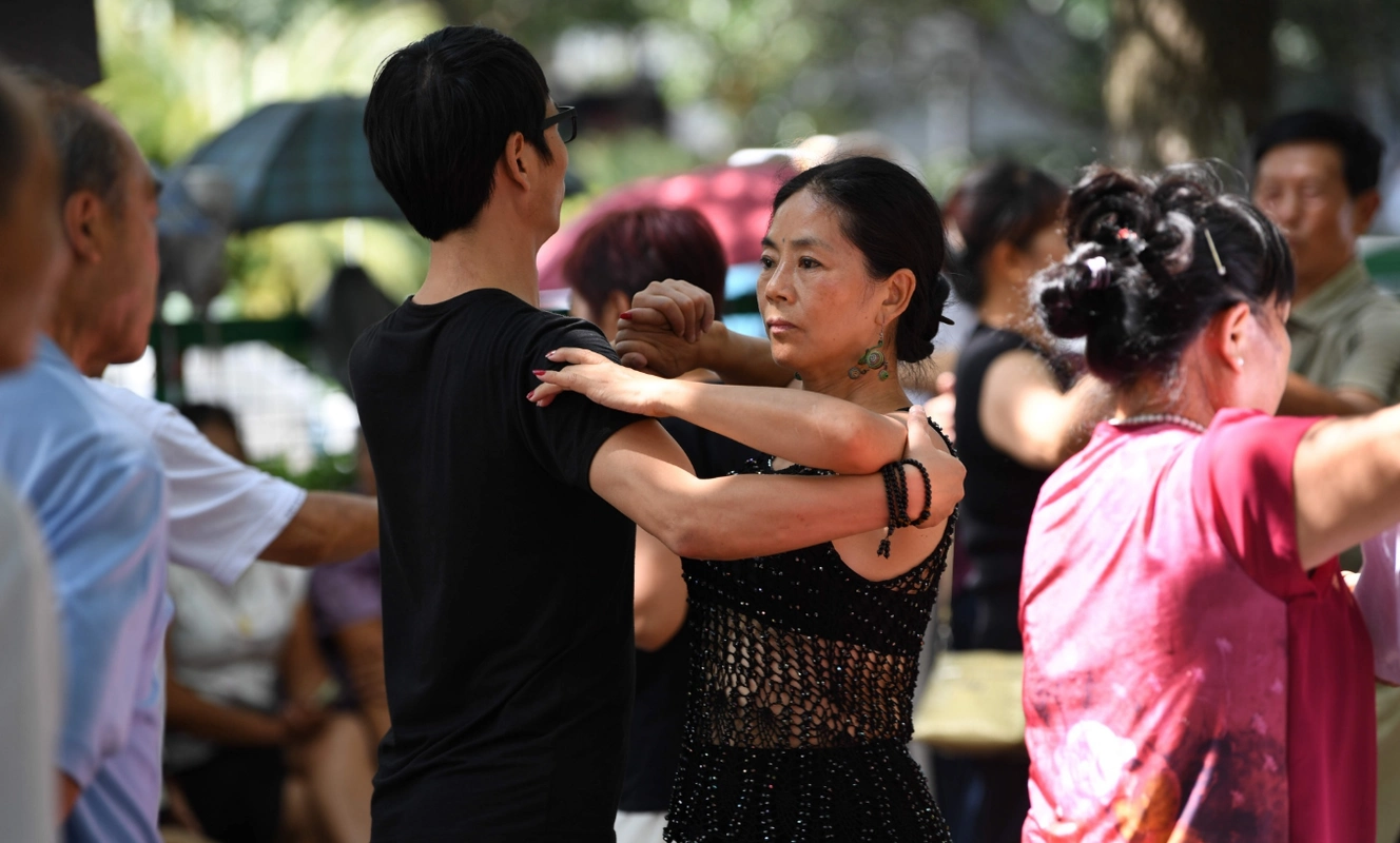 金婚老夫妻因跳广场舞闹离婚,女方怀疑老伴恋上舞伴