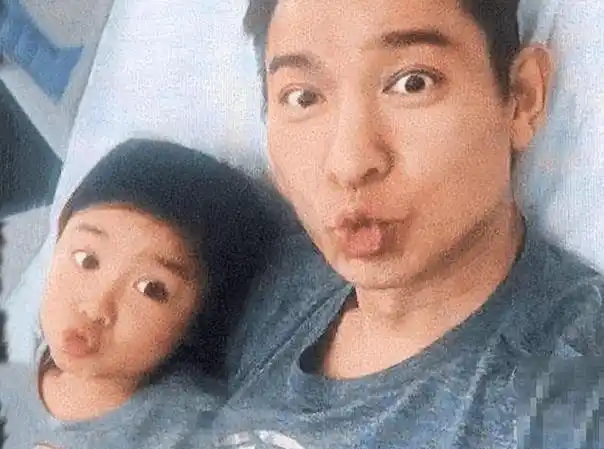 只要朱丽倩和女儿出现在公共场合,刘德华都是用尽了浑身解数来保护他