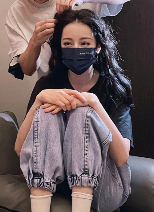 迪丽热巴分享卸妆照,肤白貌美太清新,被赞素颜美人!