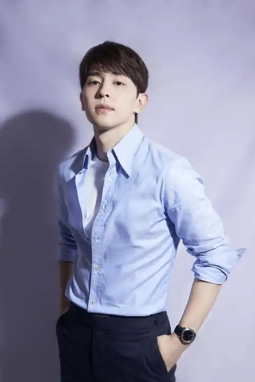 邓伦休闲帅气写真