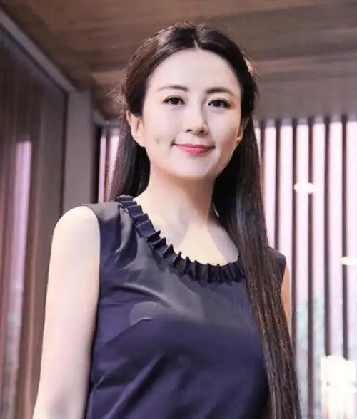 于和伟靠妻子养8个姐弟(于和伟是导演吗)图9