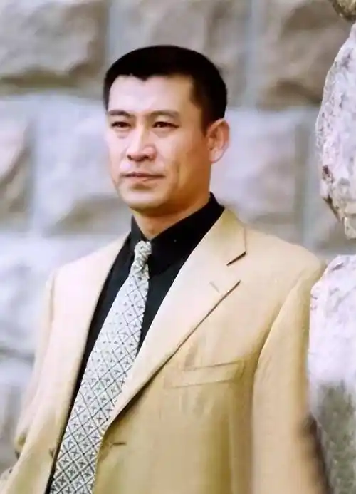 师小红老婆谢兰一场车祸定情婚后生一子日子过得有滋有味