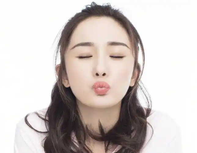 6位美女明星嘟嘴照,如果可以吻一位,你选谁?我肯定不选图6