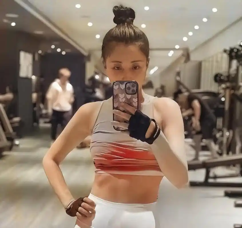 殷桃保持年轻的秘诀就是健身,大方的健身照,大秀自己的好身材,她的