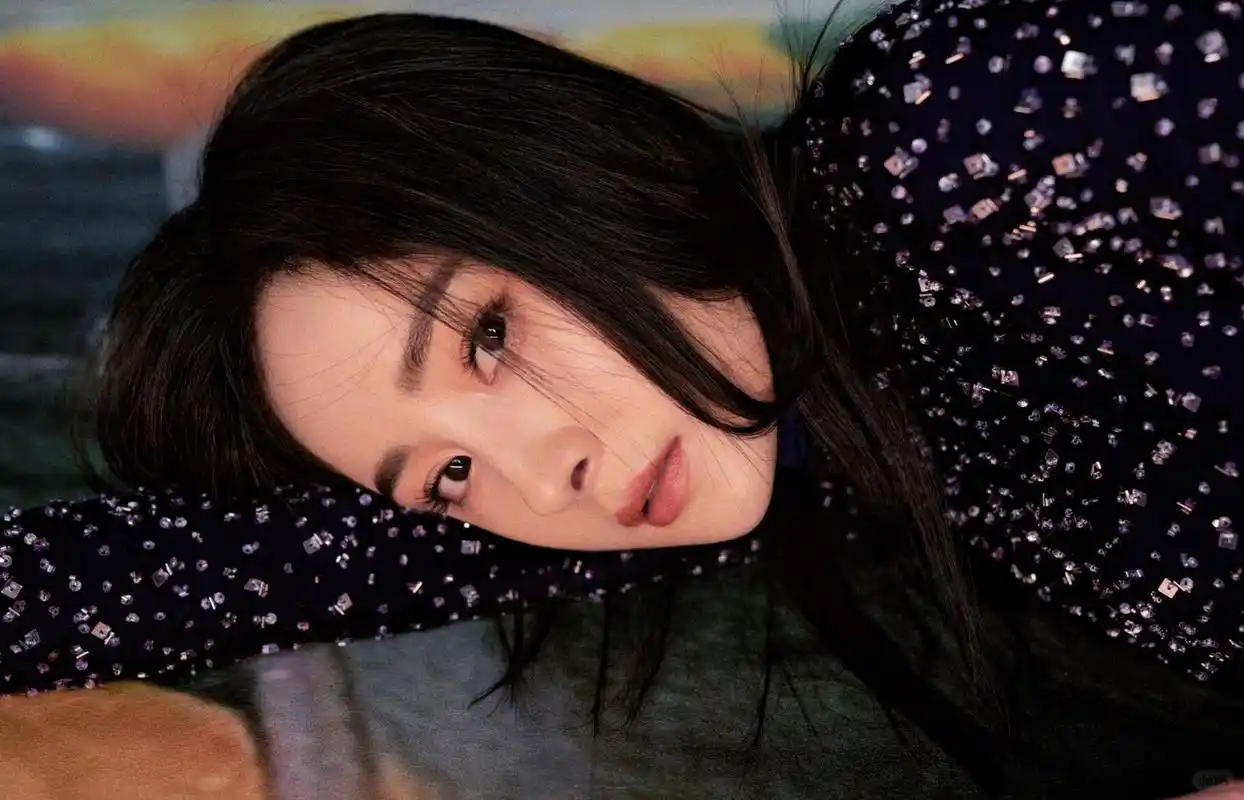 杨幂黑长直发美翻费加罗十月刊,百变造型演绎时尚女王范!