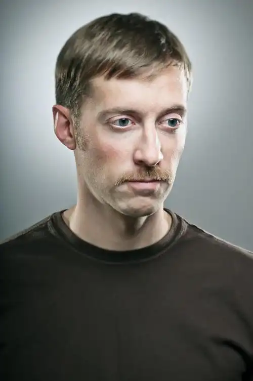 倾斜移位白种人的小胡子男人肖像