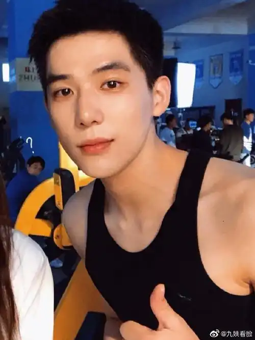 王安宇回应小说脸评价#王安宇的寸头让不少姐妹纷纷表示:从此言情