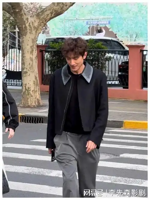 36岁林更新现身上戏瘦到脱相深泪沟大眼袋笑容竟似老太太