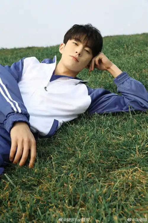 男明星青春氧气感大片#x#fan安利#草地77帅哥 青春氛围感拉满!