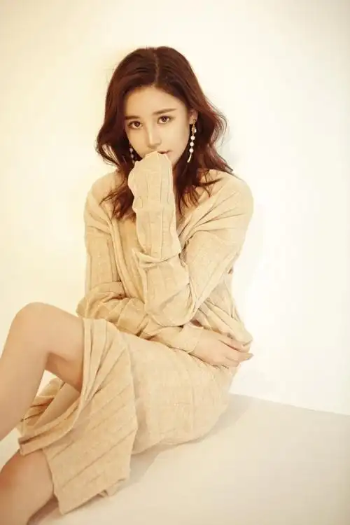 而长相甜美的小花邱意浓反而走起了实力派演员的路线,靠演技上了热搜