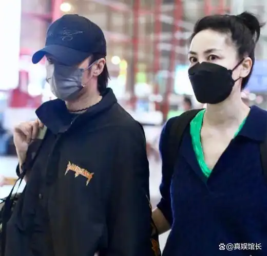 其实谢霆锋和王菲在机场合体"撒狗粮",已经不是第一次了,去年3月,他们