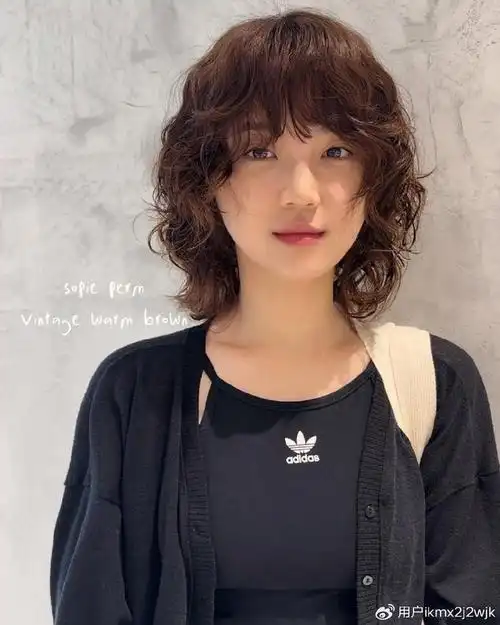 女人头发少,发型就选全头烫,蓬松时尚,尽显洋气风范