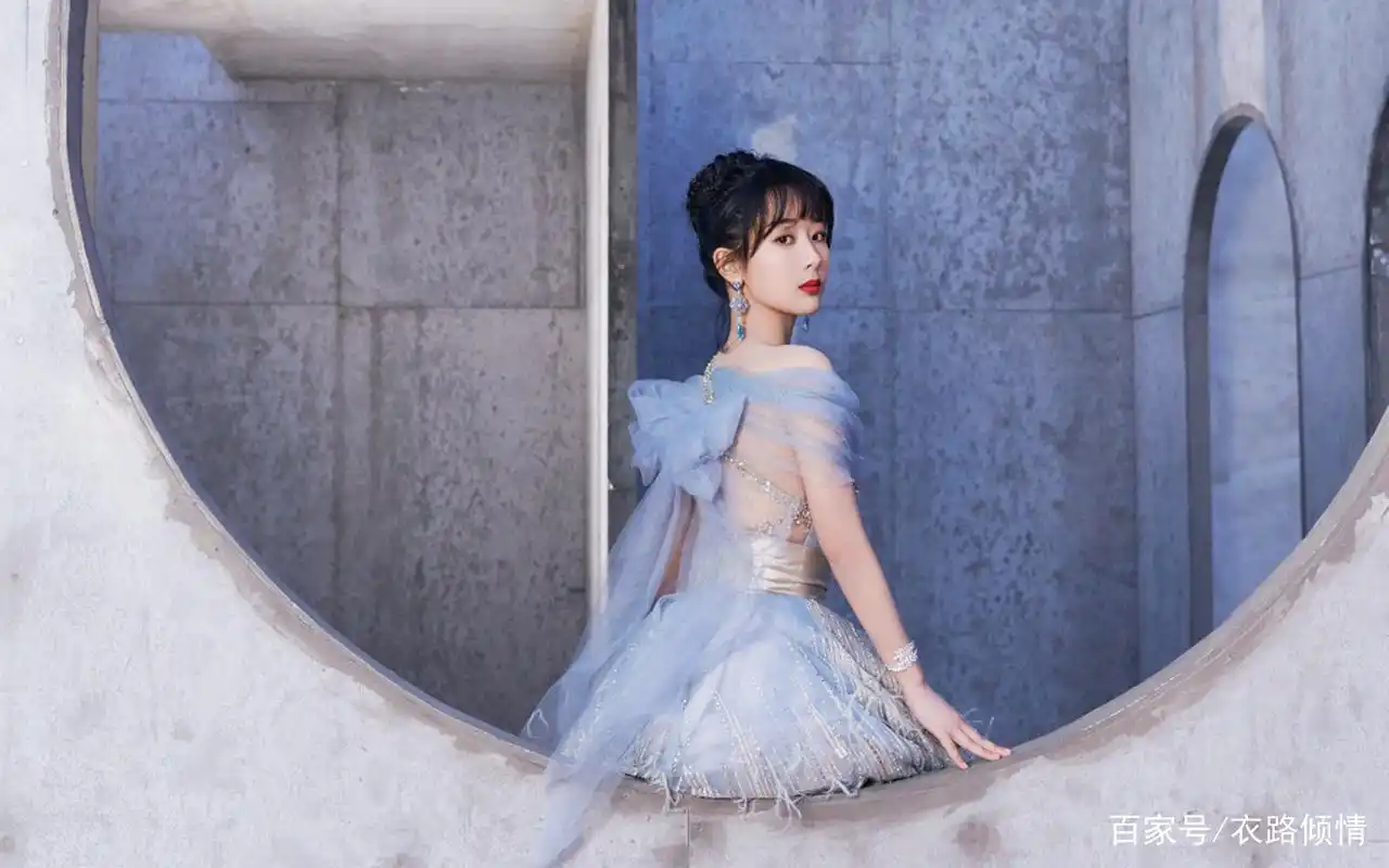 杨紫水雾蓝露肩羽毛纱裙长礼服