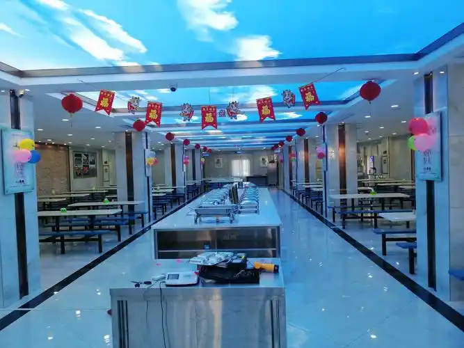 12月28日食堂管理处与博鳌大酒店团队一起在港航员工食堂餐厅布置迎