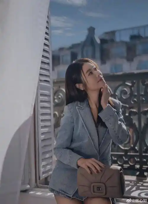 48岁林心如穿牛仔短裙秀长腿 阳台吹风少女感不减_生活_年龄_时尚