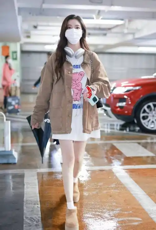 1995年出生的宋妍霏不仅年轻,而且身高169厘米,瘦高的她就像一个随身