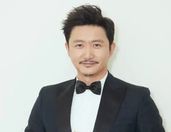 李海潮是电视剧《以家人之名》中的重要角色,其扮演者是涂松岩.