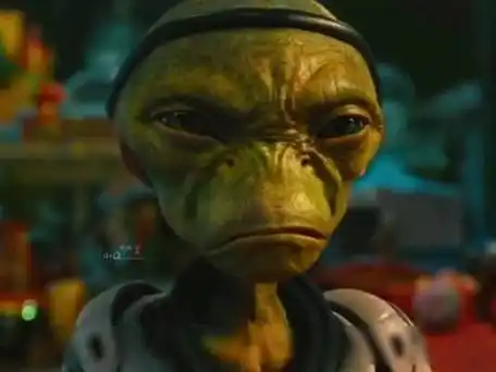 疯狂的外星人1外星人被卫星撞到地球,学了一身本事#奇幻电影 #新