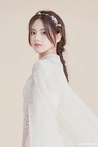 杨超越释出一组白色婚纱风尚美照,从发饰到妆容都非常养眼