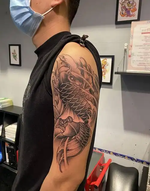 鱼纹身图片_肩部手臂新传统老传统纹身图案(3)_北京市纹身店-纹画人