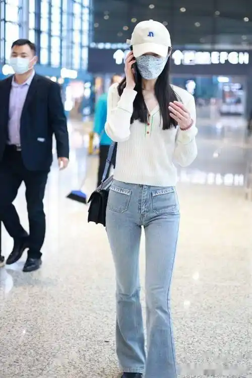 宋轶穿针织上衣配牛仔裤清新时尚戴棒球帽挎黑色包包秀美迷人