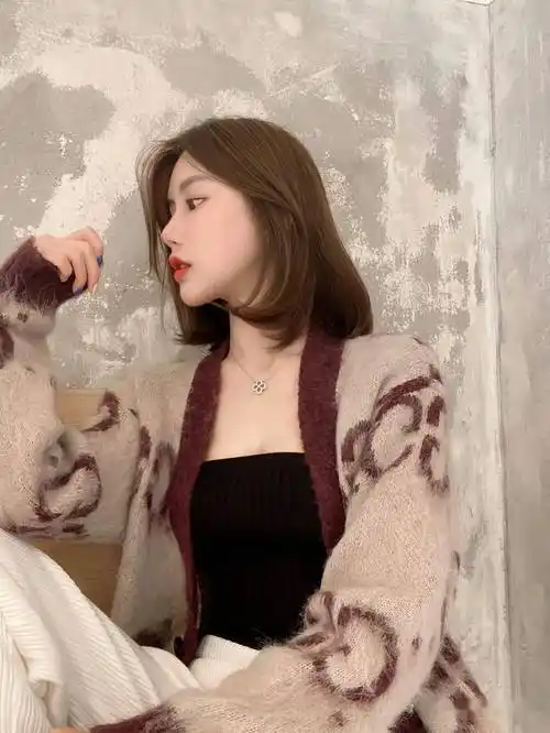 2024流行"c型卷"烫发,中长发留超级美!_发型_什么_侵权