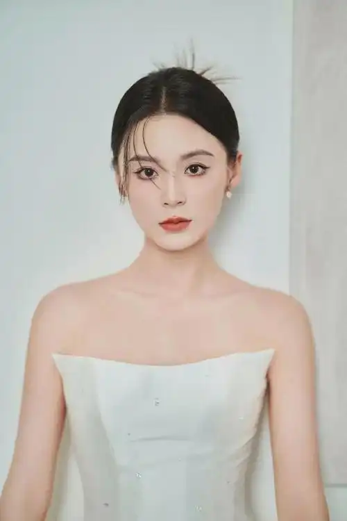 毛林林国风旗袍装惊艳亮相,优雅气质令人赞叹不已!