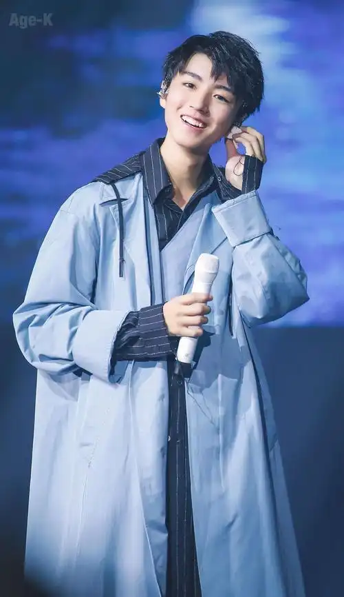 240208 蓝莓蛋糕日,追光少年王俊凯的温暖庆生会!