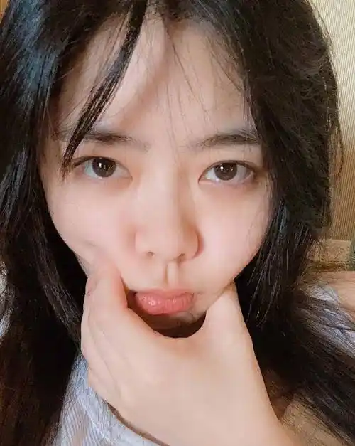 演"李尖尖"后谭松韵晒素颜照,超近镜头下惹质疑,确定30岁?