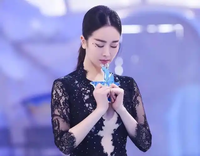 记得她在《乘风破浪的姐姐》里那个劲儿吗?