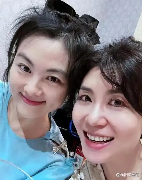 李健罕见秀恩爱!49岁与妻子孟小蓓高清正脸首曝光